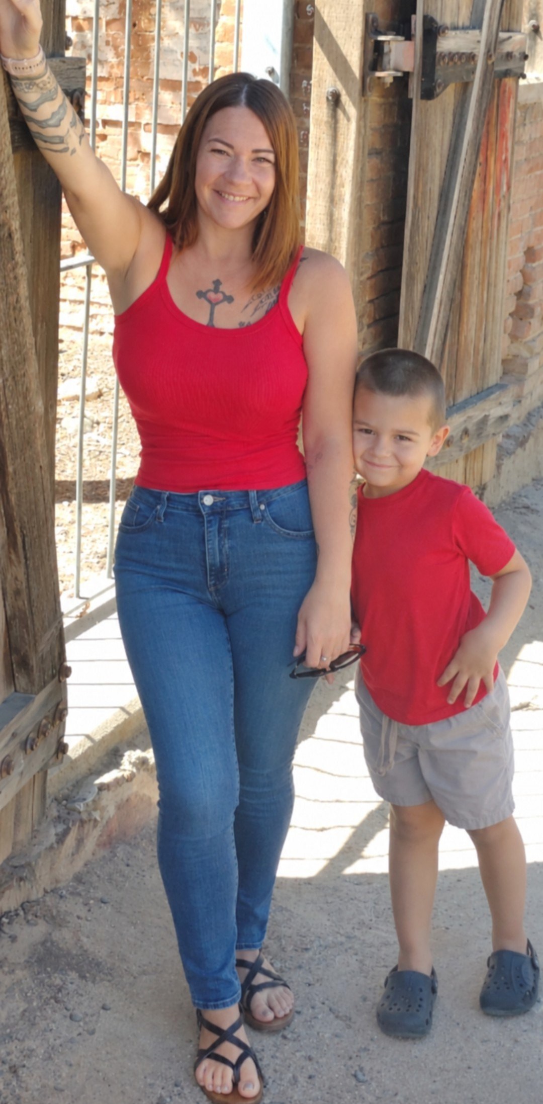Lisa Everhart with her child after her personal body transformation